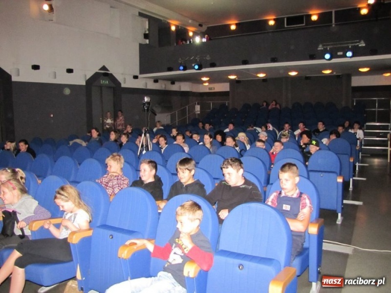 Zdjęcie w galerii na portalu naszraciborz.pl: Młodzi aktorzy wystąpili w Strzesze wiadomości z regionu