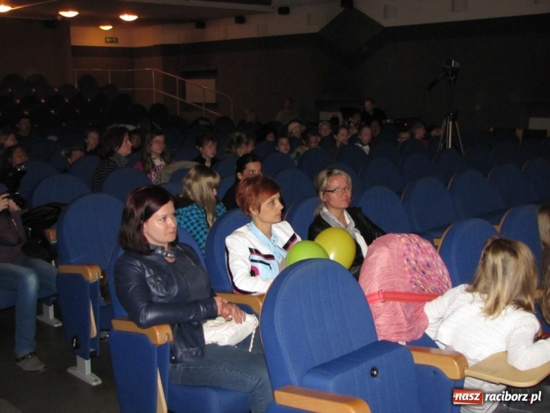 Zdjęcie w galerii na portalu naszraciborz.pl: Młodzi aktorzy wystąpili w Strzesze wiadomości z regionu