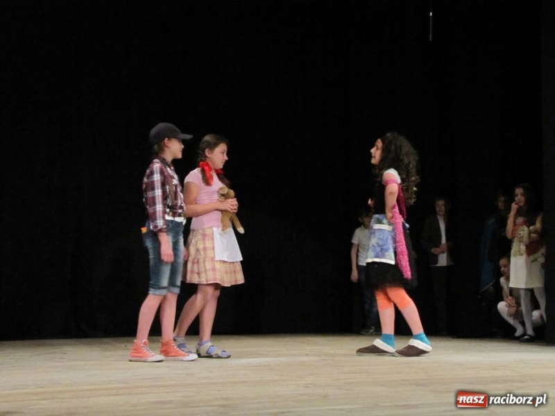 Zdjęcie w galerii na portalu naszraciborz.pl: Młodzi aktorzy wystąpili w Strzesze wiadomości z regionu