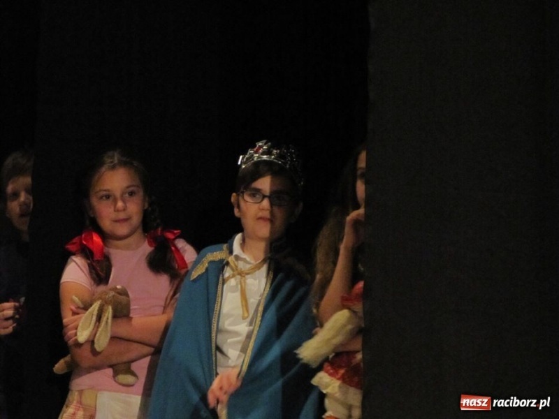 Zdjęcie w galerii na portalu naszraciborz.pl: Młodzi aktorzy wystąpili w Strzesze wiadomości z regionu
