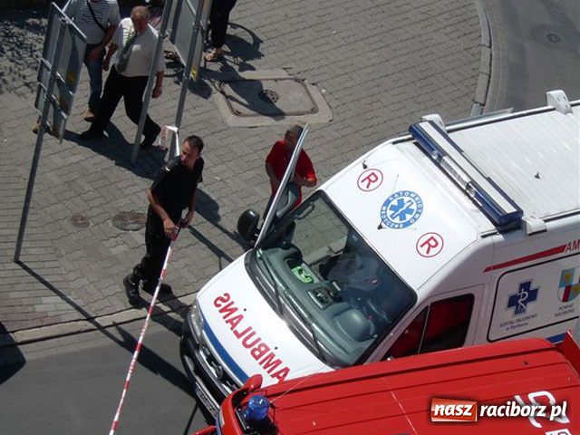 Zdjęcie w galerii na portalu naszraciborz.pl: Topola runęła na samochody wiadomości z regionu