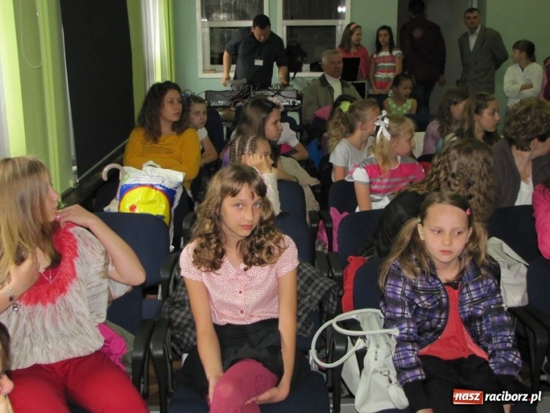 Zdjęcie w galerii na portalu naszraciborz.pl: W MDK odbył się konkurs piosenki wiadomości z regionu
