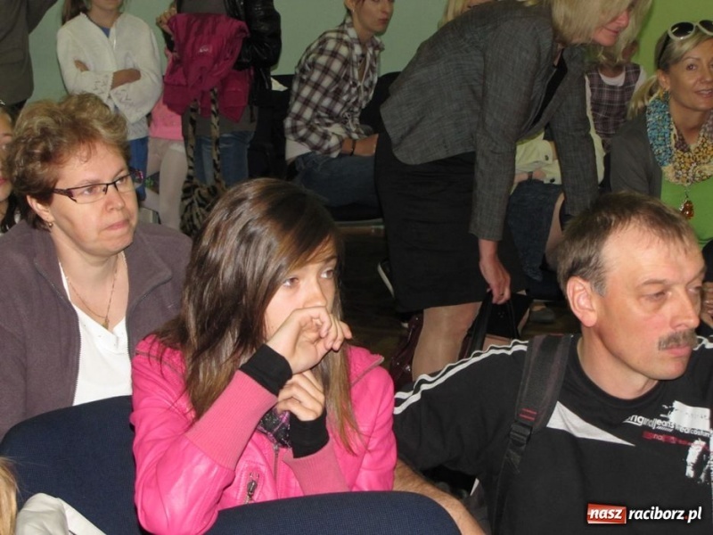 Zdjęcie w galerii na portalu naszraciborz.pl: W MDK odbył się konkurs piosenki wiadomości z regionu