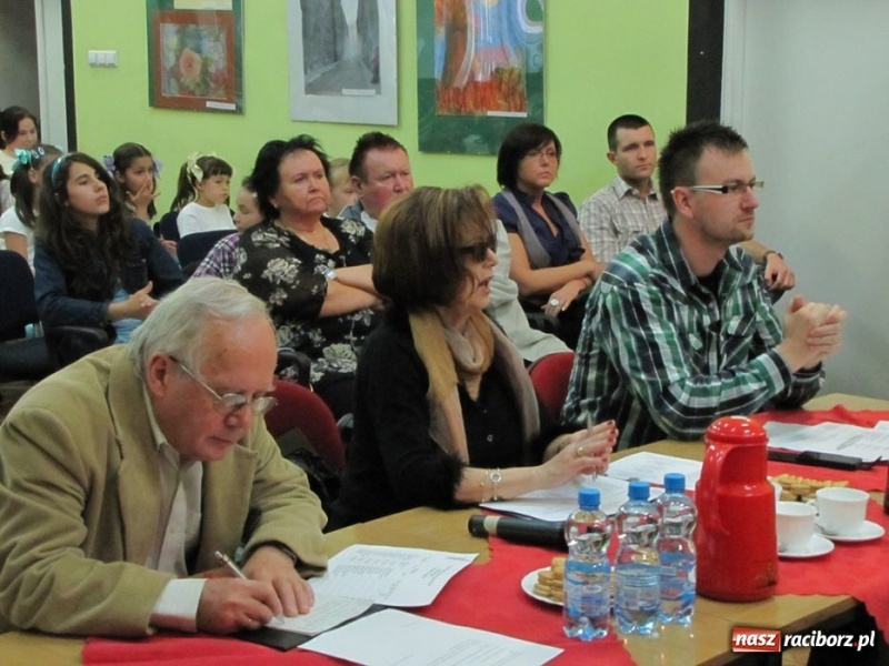 Zdjęcie w galerii na portalu naszraciborz.pl: W MDK odbył się konkurs piosenki wiadomości z regionu