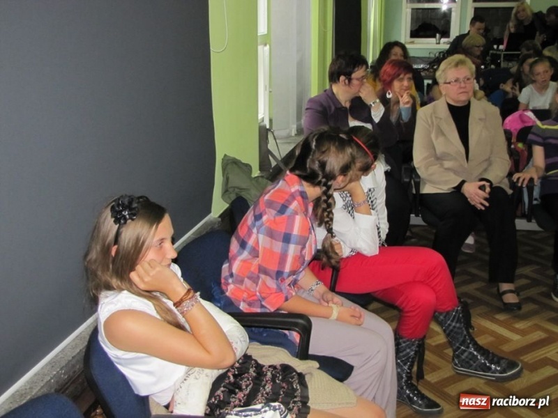 Zdjęcie w galerii na portalu naszraciborz.pl: W MDK odbył się konkurs piosenki wiadomości z regionu