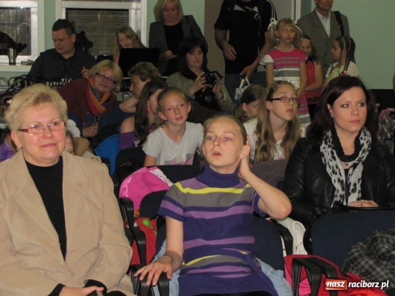 Zdjęcie w galerii na portalu naszraciborz.pl: W MDK odbył się konkurs piosenki wiadomości z regionu