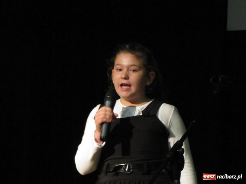 Zdjęcie w galerii na portalu naszraciborz.pl: W MDK odbył się konkurs piosenki wiadomości z regionu