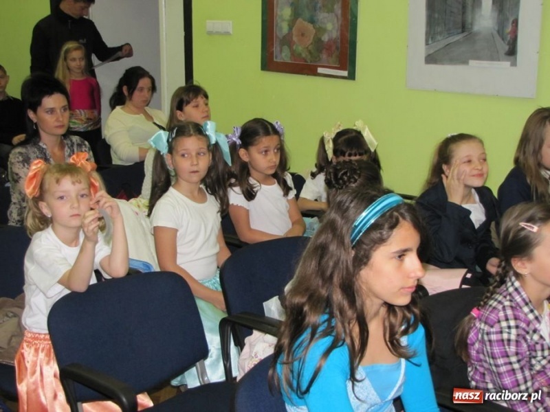 Zdjęcie w galerii na portalu naszraciborz.pl: W MDK odbył się konkurs piosenki wiadomości z regionu