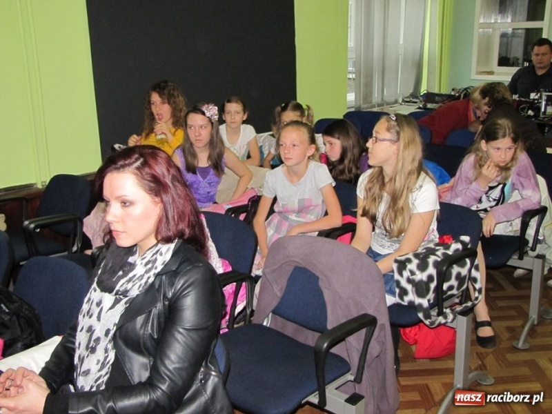 Zdjęcie w galerii na portalu naszraciborz.pl: W MDK odbył się konkurs piosenki wiadomości z regionu