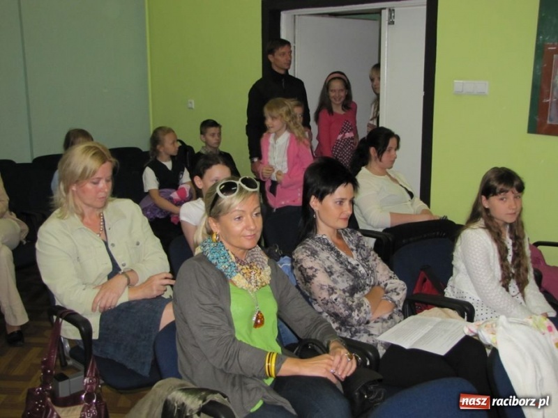 Zdjęcie w galerii na portalu naszraciborz.pl: W MDK odbył się konkurs piosenki wiadomości z regionu