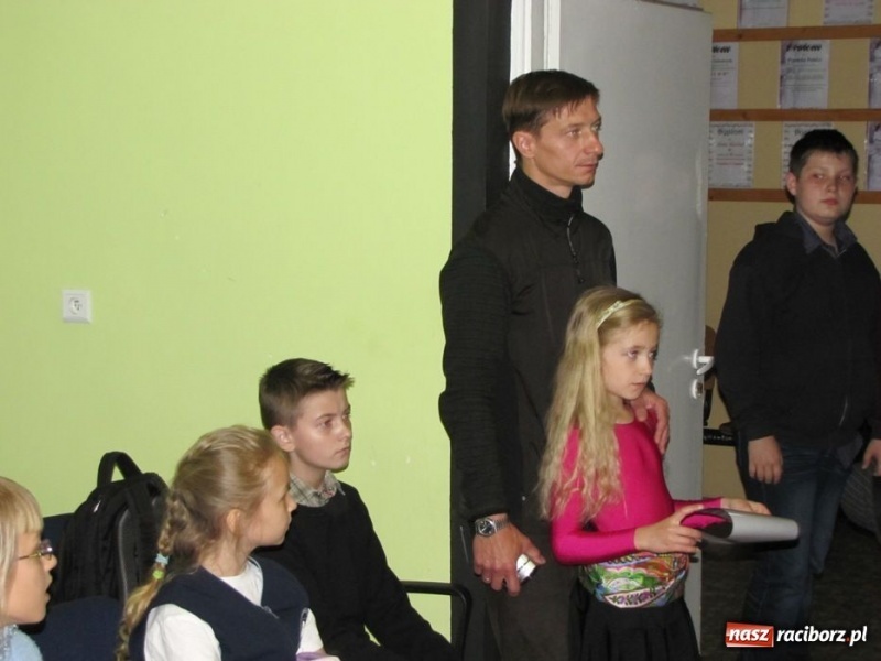 Zdjęcie w galerii na portalu naszraciborz.pl: W MDK odbył się konkurs piosenki wiadomości z regionu