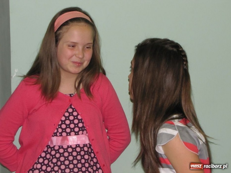 Zdjęcie w galerii na portalu naszraciborz.pl: W MDK odbył się konkurs piosenki wiadomości z regionu