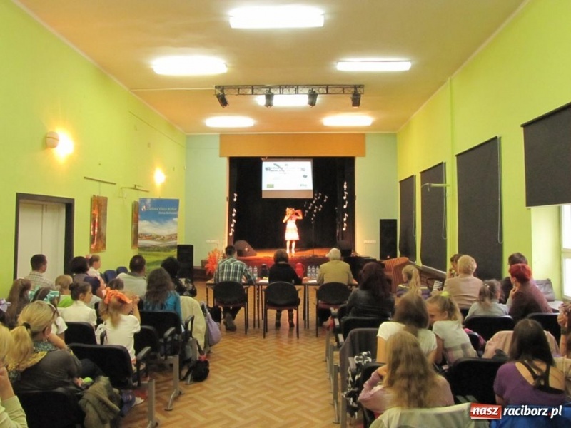 Zdjęcie w galerii na portalu naszraciborz.pl: W MDK odbył się konkurs piosenki wiadomości z regionu