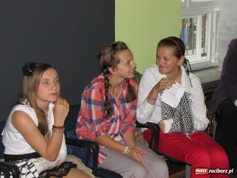 Zdjęcie w galerii na portalu naszraciborz.pl: W MDK odbył się konkurs piosenki wiadomości z regionu