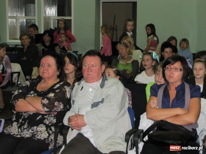 Zdjęcie w galerii na portalu naszraciborz.pl: W MDK odbył się konkurs piosenki wiadomości z regionu