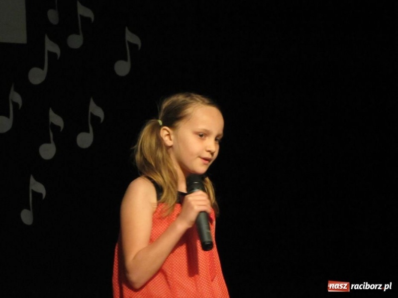 Zdjęcie w galerii na portalu naszraciborz.pl: W MDK odbył się konkurs piosenki wiadomości z regionu