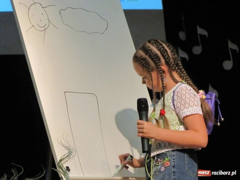 Zdjęcie w galerii na portalu naszraciborz.pl: W MDK odbył się konkurs piosenki wiadomości z regionu