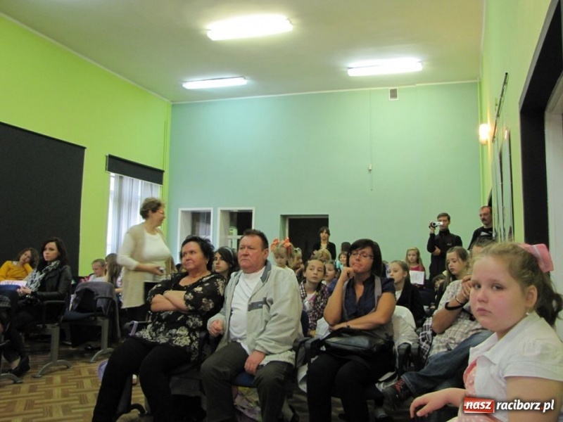 Zdjęcie w galerii na portalu naszraciborz.pl: W MDK odbył się konkurs piosenki wiadomości z regionu