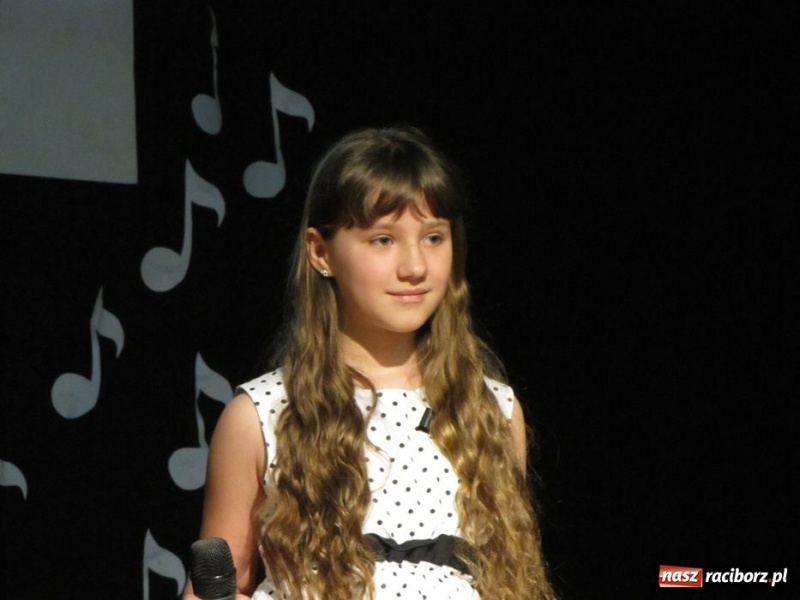 Zdjęcie w galerii na portalu naszraciborz.pl: W MDK odbył się konkurs piosenki wiadomości z regionu