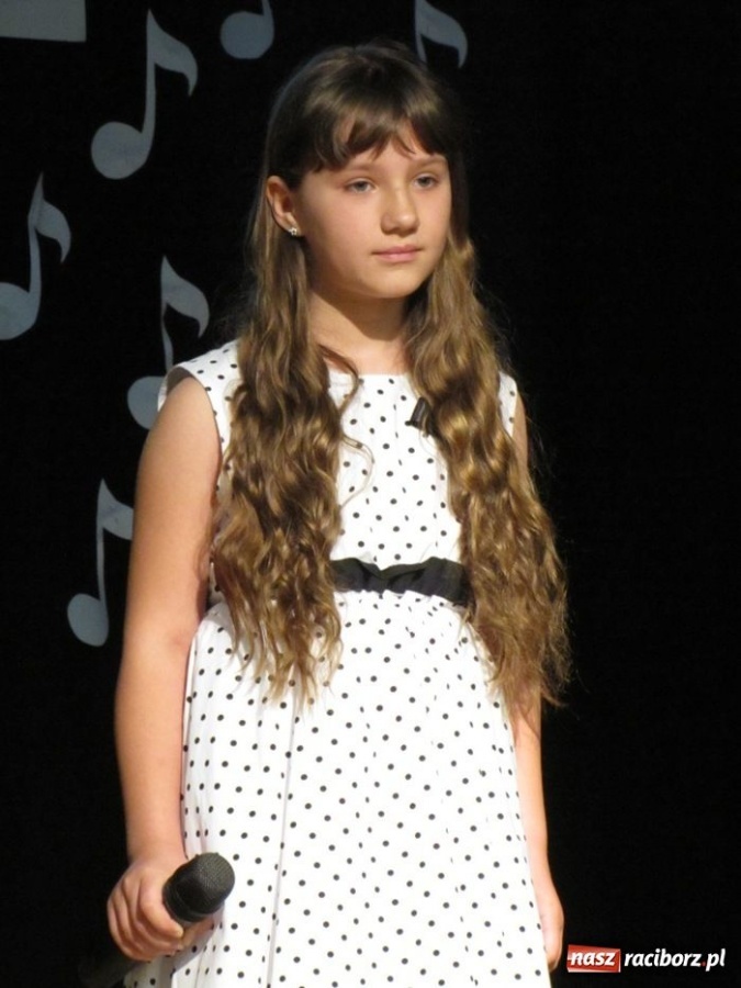 Zdjęcie w galerii na portalu naszraciborz.pl: W MDK odbył się konkurs piosenki wiadomości z regionu