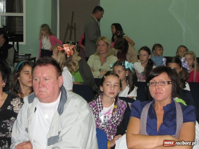 Zdjęcie w galerii na portalu naszraciborz.pl: W MDK odbył się konkurs piosenki wiadomości z regionu