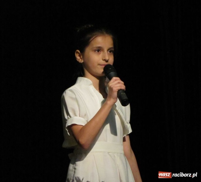 Zdjęcie w galerii na portalu naszraciborz.pl: W MDK odbył się konkurs piosenki wiadomości z regionu