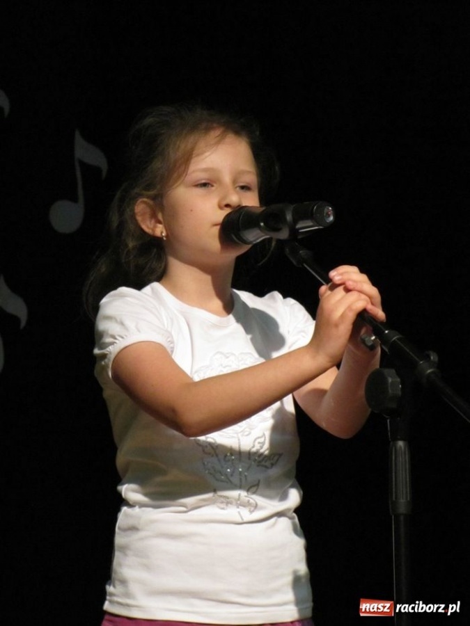 Zdjęcie w galerii na portalu naszraciborz.pl: W MDK odbył się konkurs piosenki wiadomości z regionu