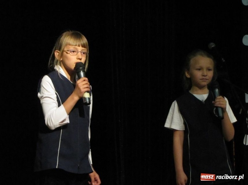 Zdjęcie w galerii na portalu naszraciborz.pl: W MDK odbył się konkurs piosenki wiadomości z regionu