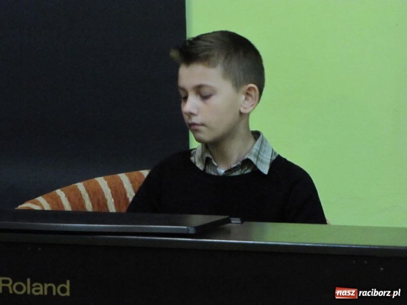 Zdjęcie w galerii na portalu naszraciborz.pl: W MDK odbył się konkurs piosenki wiadomości z regionu