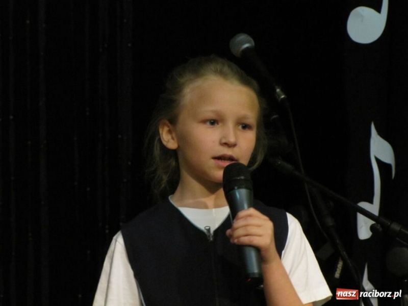 Zdjęcie w galerii na portalu naszraciborz.pl: W MDK odbył się konkurs piosenki wiadomości z regionu