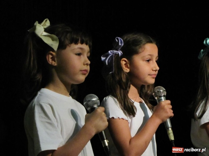 Zdjęcie w galerii na portalu naszraciborz.pl: W MDK odbył się konkurs piosenki wiadomości z regionu