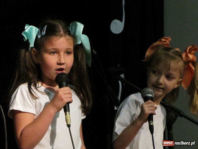 Zdjęcie w galerii na portalu naszraciborz.pl: W MDK odbył się konkurs piosenki wiadomości z regionu