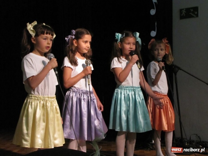 Zdjęcie w galerii na portalu naszraciborz.pl: W MDK odbył się konkurs piosenki wiadomości z regionu