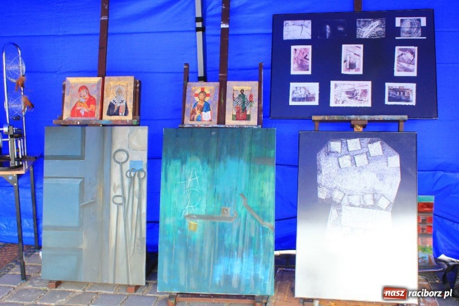 Zdjęcie w galerii na portalu naszraciborz.pl: Happening i żywe piłkarzyki na rynku wiadomości z regionu