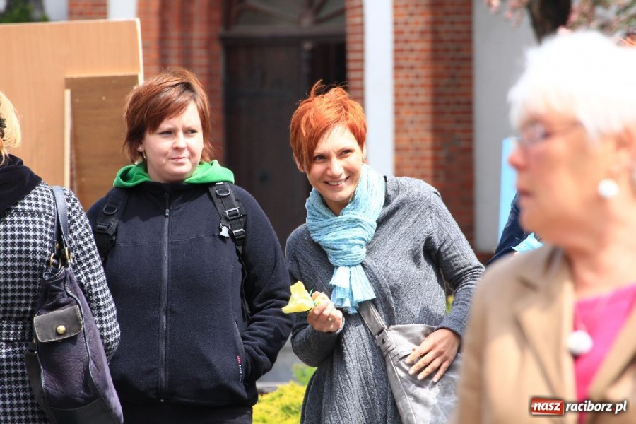 Zdjęcie w galerii na portalu naszraciborz.pl: Happening i żywe piłkarzyki na rynku wiadomości z regionu