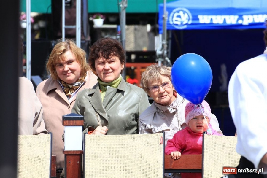 Zdjęcie w galerii na portalu naszraciborz.pl: Happening i żywe piłkarzyki na rynku wiadomości z regionu