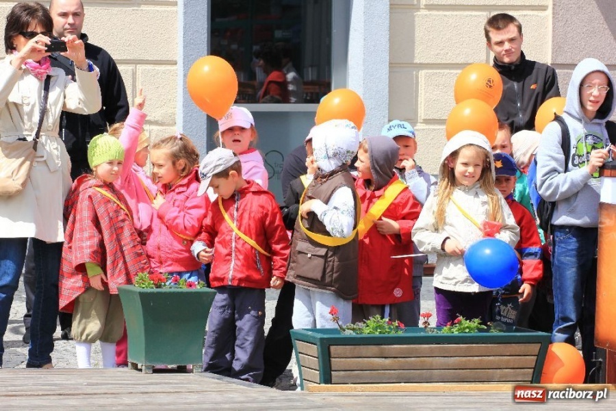 Zdjęcie w galerii na portalu naszraciborz.pl: Happening i żywe piłkarzyki na rynku wiadomości z regionu