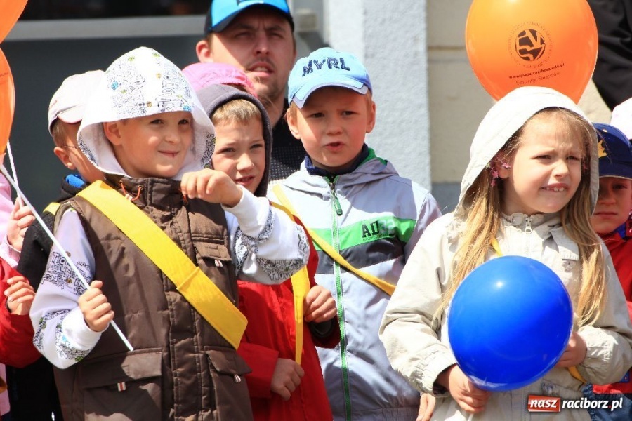 Zdjęcie w galerii na portalu naszraciborz.pl: Happening i żywe piłkarzyki na rynku wiadomości z regionu