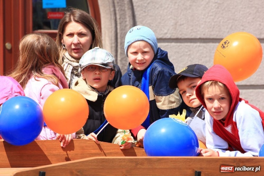 Zdjęcie w galerii na portalu naszraciborz.pl: Happening i żywe piłkarzyki na rynku wiadomości z regionu