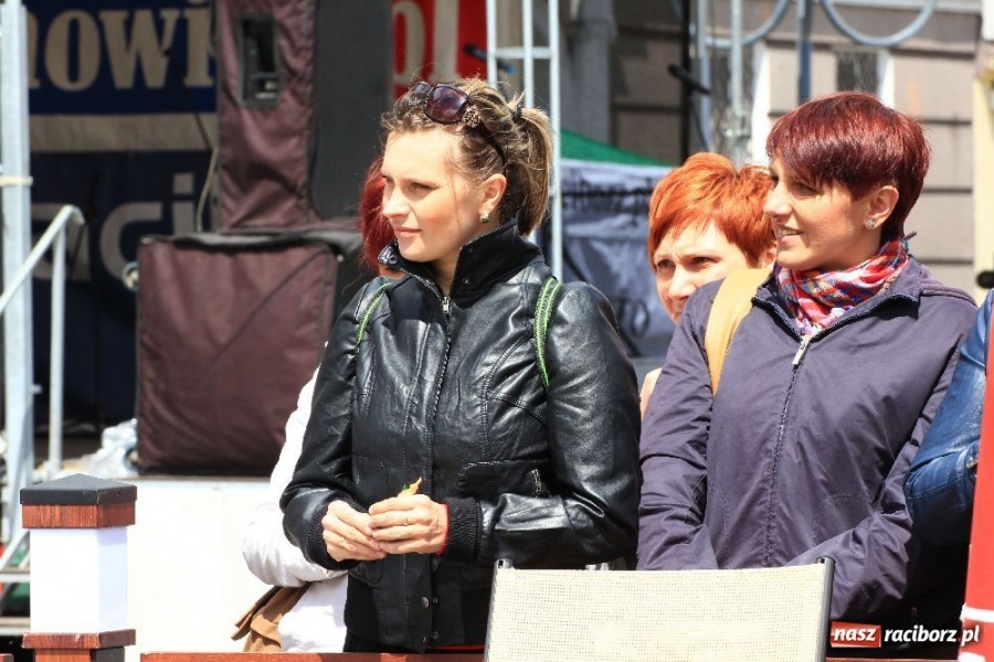 Zdjęcie w galerii na portalu naszraciborz.pl: Happening i żywe piłkarzyki na rynku wiadomości z regionu