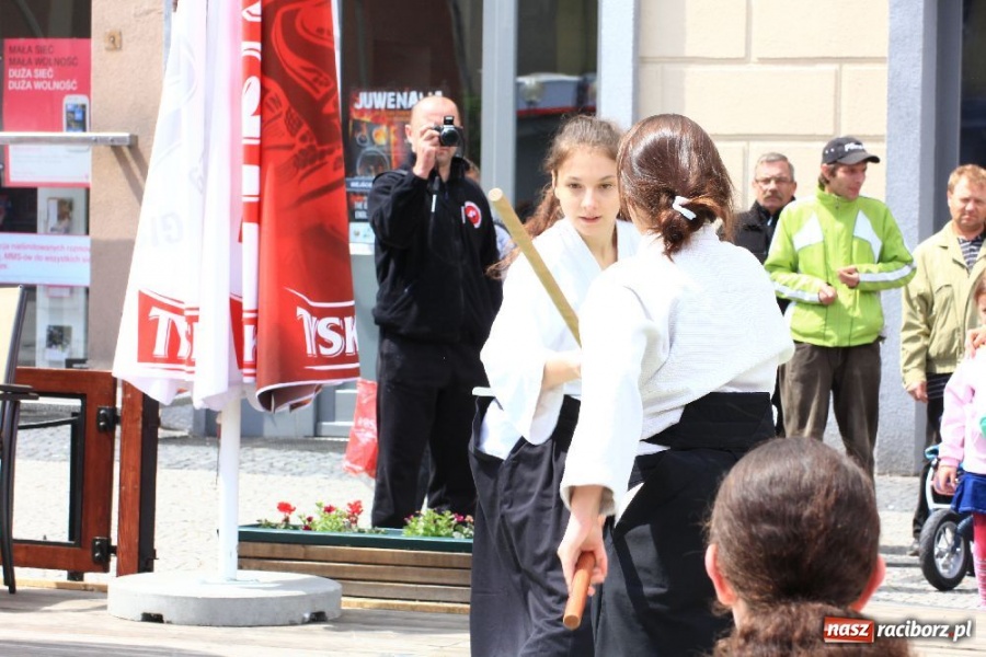 Zdjęcie w galerii na portalu naszraciborz.pl: Happening i żywe piłkarzyki na rynku wiadomości z regionu