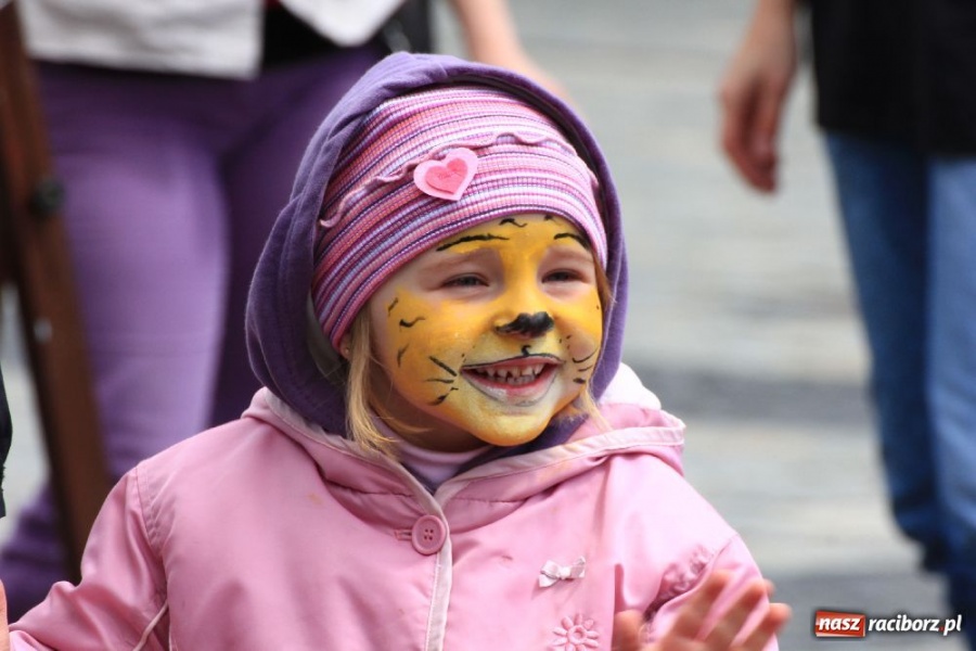 Zdjęcie w galerii na portalu naszraciborz.pl: Happening i żywe piłkarzyki na rynku wiadomości z regionu