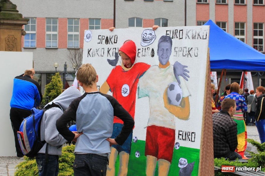 Zdjęcie w galerii na portalu naszraciborz.pl: Happening i żywe piłkarzyki na rynku wiadomości z regionu