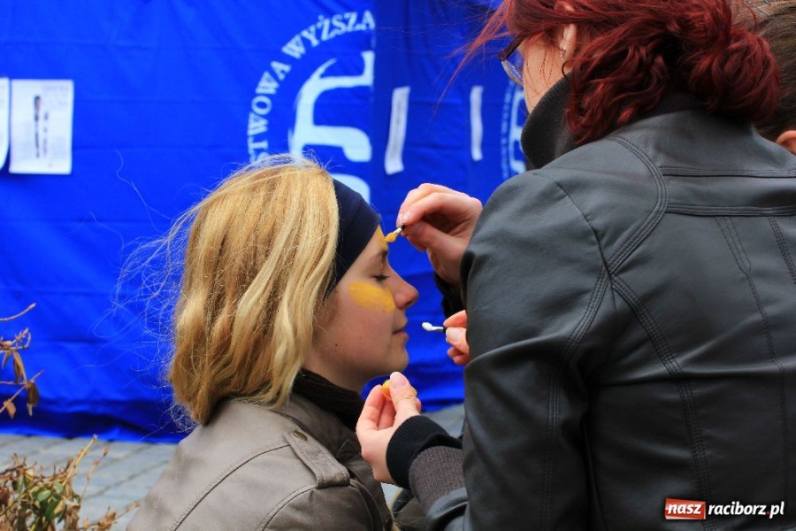 Zdjęcie w galerii na portalu naszraciborz.pl: Happening i żywe piłkarzyki na rynku wiadomości z regionu