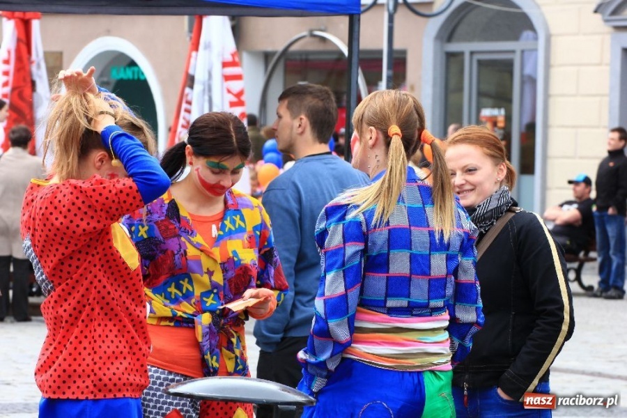 Zdjęcie w galerii na portalu naszraciborz.pl: Happening i żywe piłkarzyki na rynku wiadomości z regionu