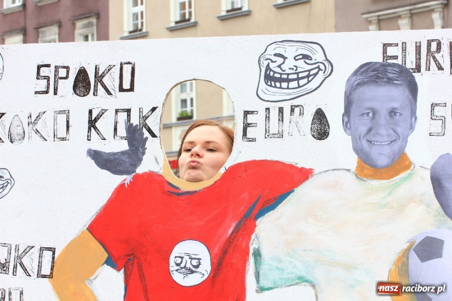 Zdjęcie w galerii na portalu naszraciborz.pl: Happening i żywe piłkarzyki na rynku wiadomości z regionu