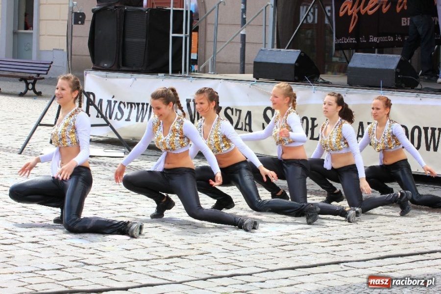 Zdjęcie w galerii na portalu naszraciborz.pl: Happening i żywe piłkarzyki na rynku wiadomości z regionu