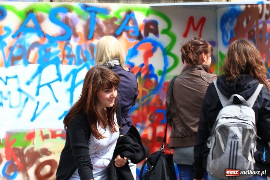 Zdjęcie w galerii na portalu naszraciborz.pl: Happening i żywe piłkarzyki na rynku wiadomości z regionu