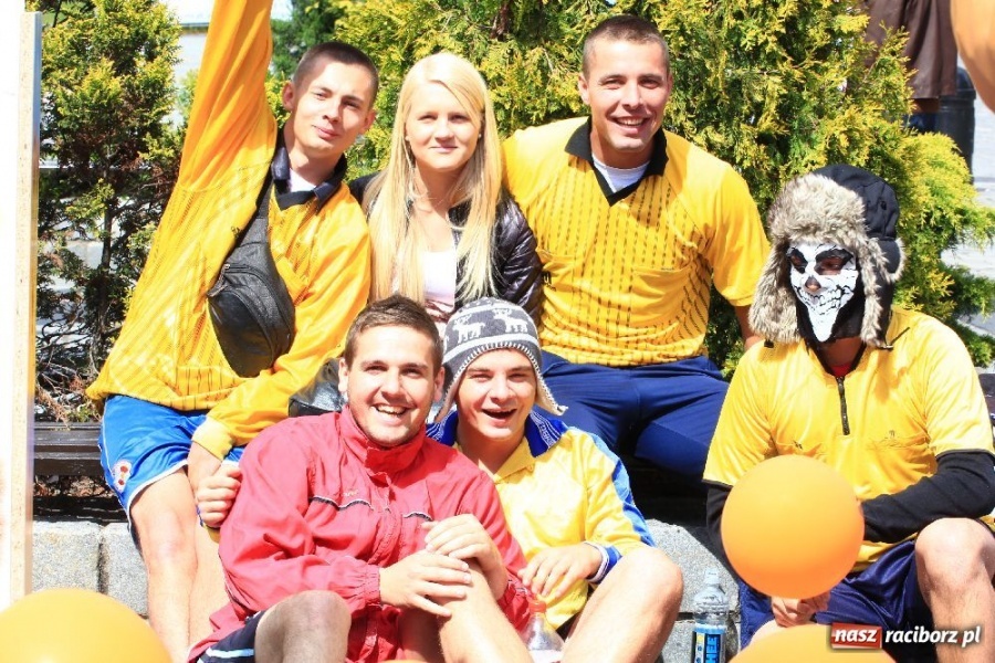 Zdjęcie w galerii na portalu naszraciborz.pl: Happening i żywe piłkarzyki na rynku wiadomości z regionu