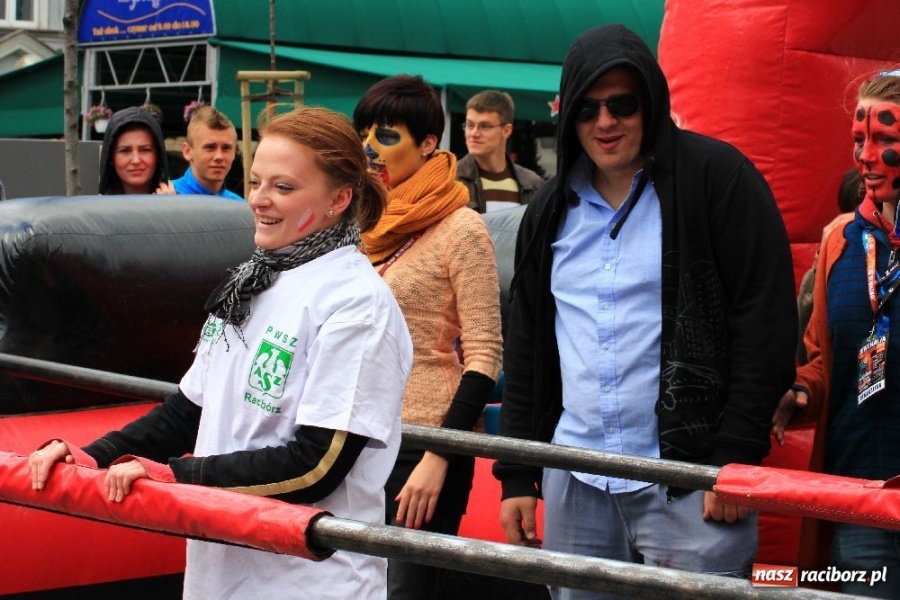 Zdjęcie w galerii na portalu naszraciborz.pl: Happening i żywe piłkarzyki na rynku wiadomości z regionu